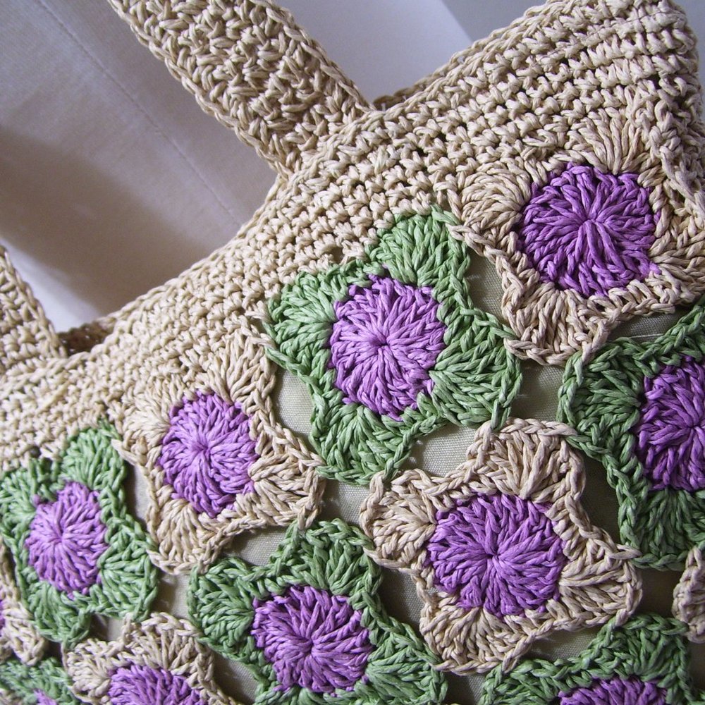 Handbag Crocheted Raffia Beige Purple Flower Design N - Picture 2 of 3